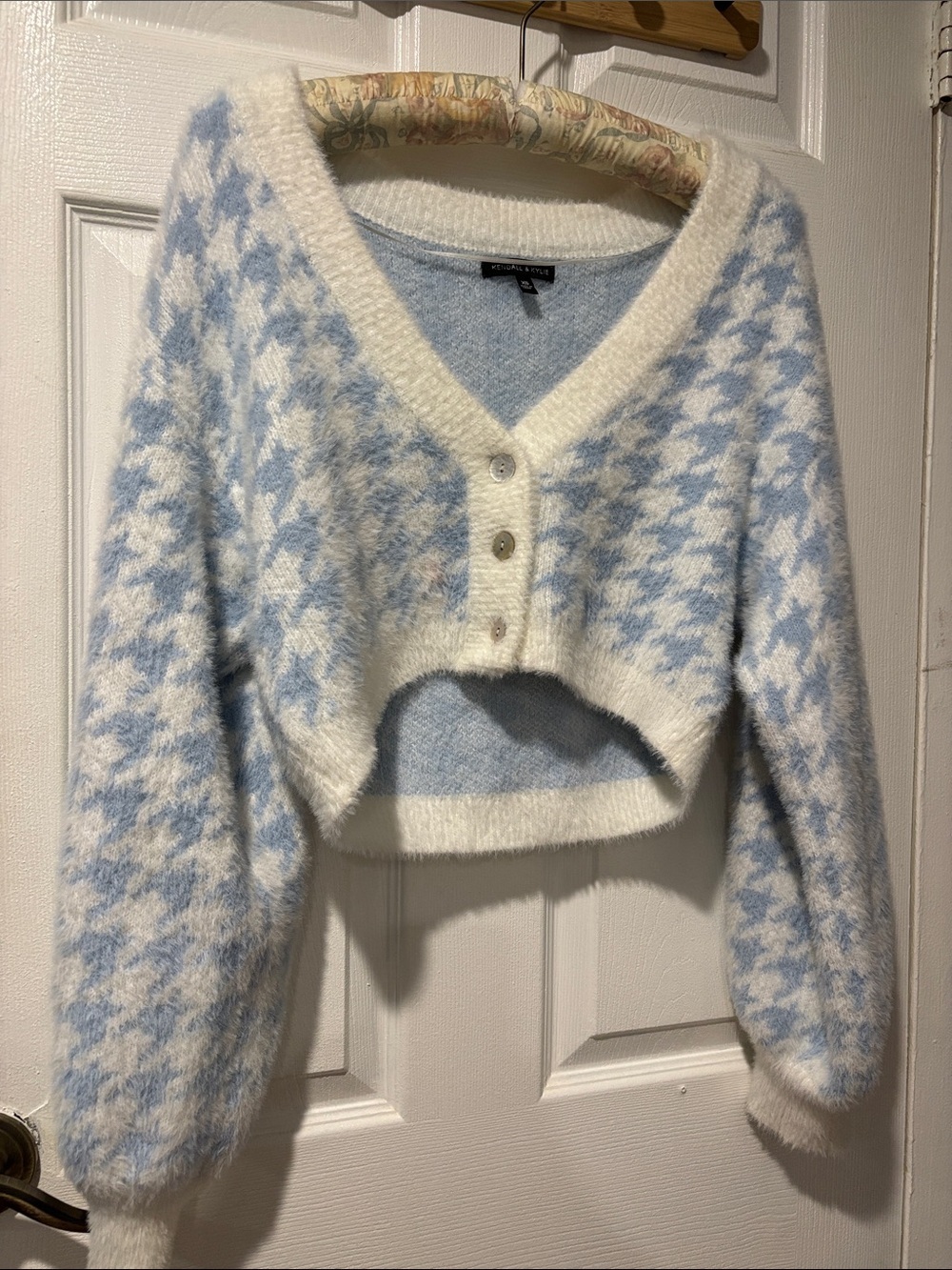 Kendall & Kylie Cropped Houndstooth V-Neck Cardigan in Blue & Cream - Picture 3 of 4